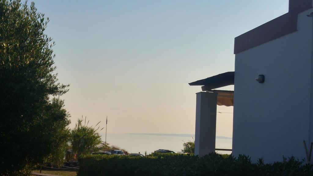Tramonto Nel Delfini Lejlighed Kini Eksteriør billede